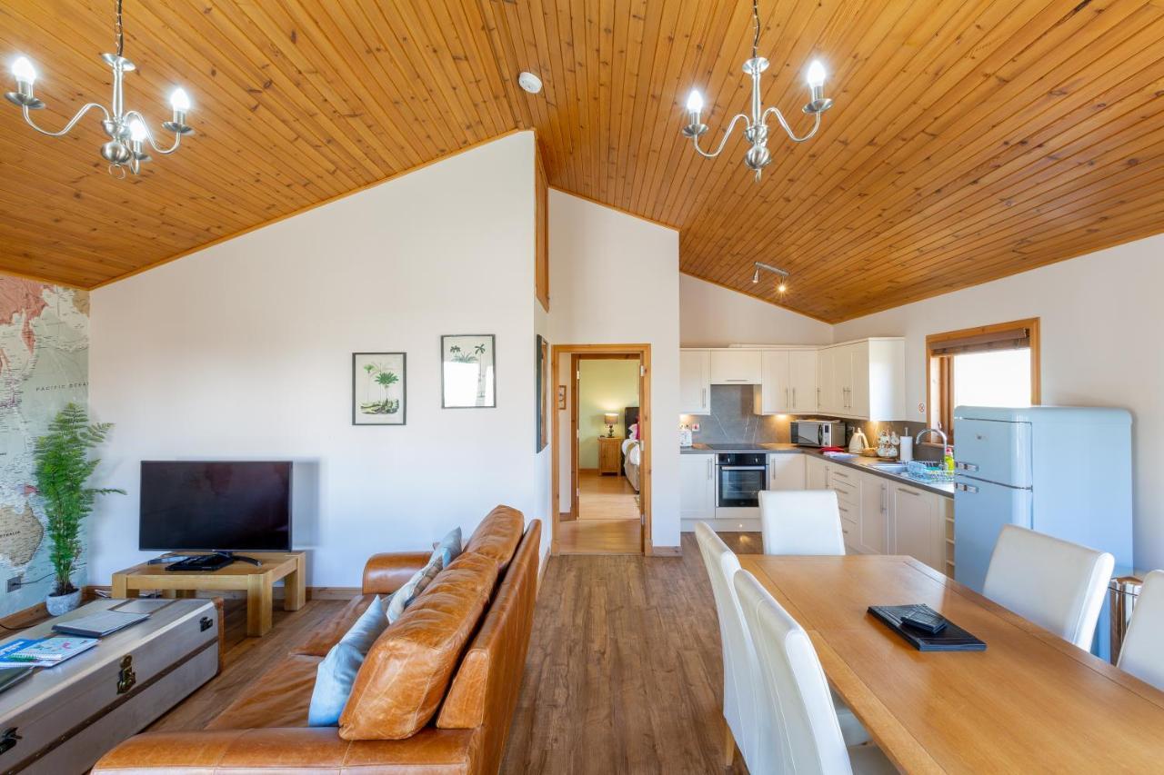 Douglas Fir Lodge With Hot Tub Cupar Bagian luar foto